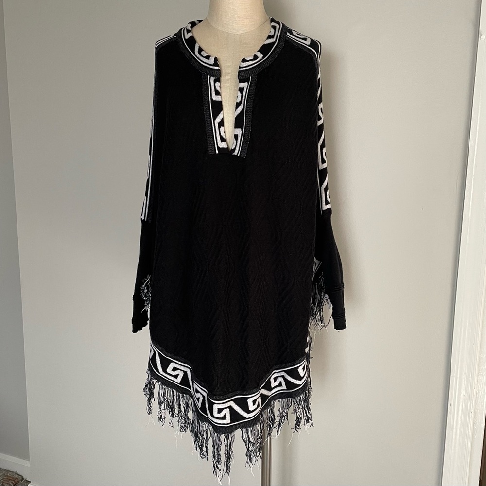 Democracy black and white poncho size S/M